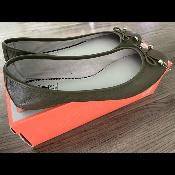 COPY - Sam Edelman Circus olive green ballet flats with a bow and spikes at the… - Picture 2 of 9